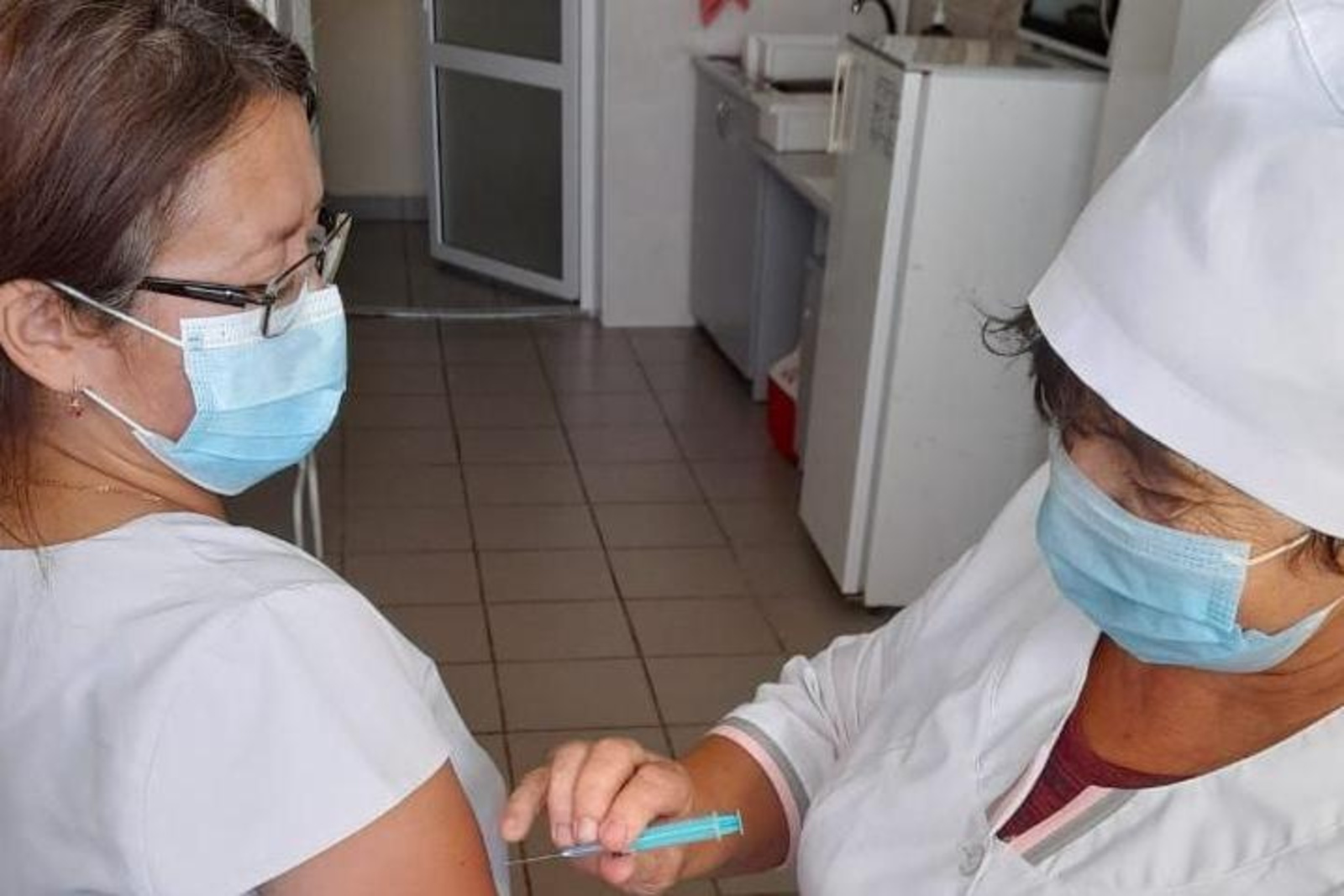 Среди вакцинированных россиян проведут розыгрыш 100 тысяч рублей
