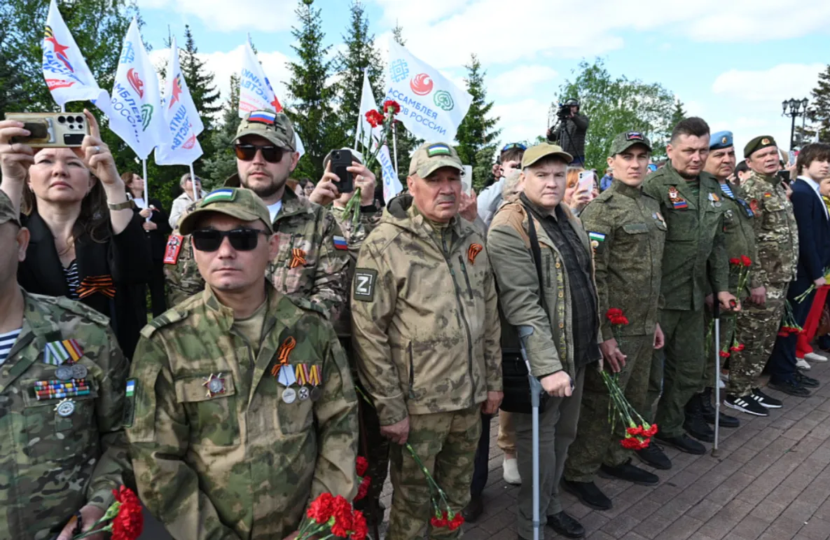 Радий Хабиров возложил венок к Вечному огню в уфимском парке Победы