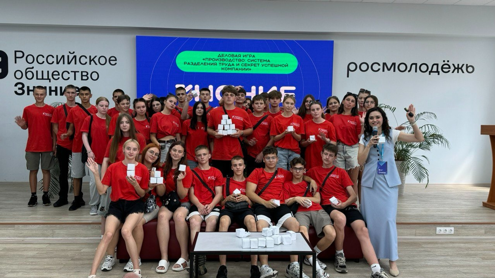 Университетские смены:  школьников ЛНР и ДНР знакомят основами  управления