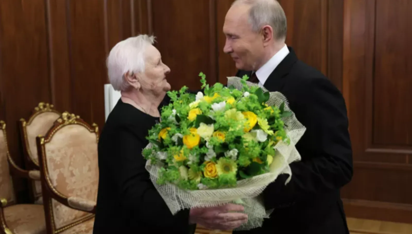 Внимание Путина к своей первой учительнице вызвало интерес в Турции