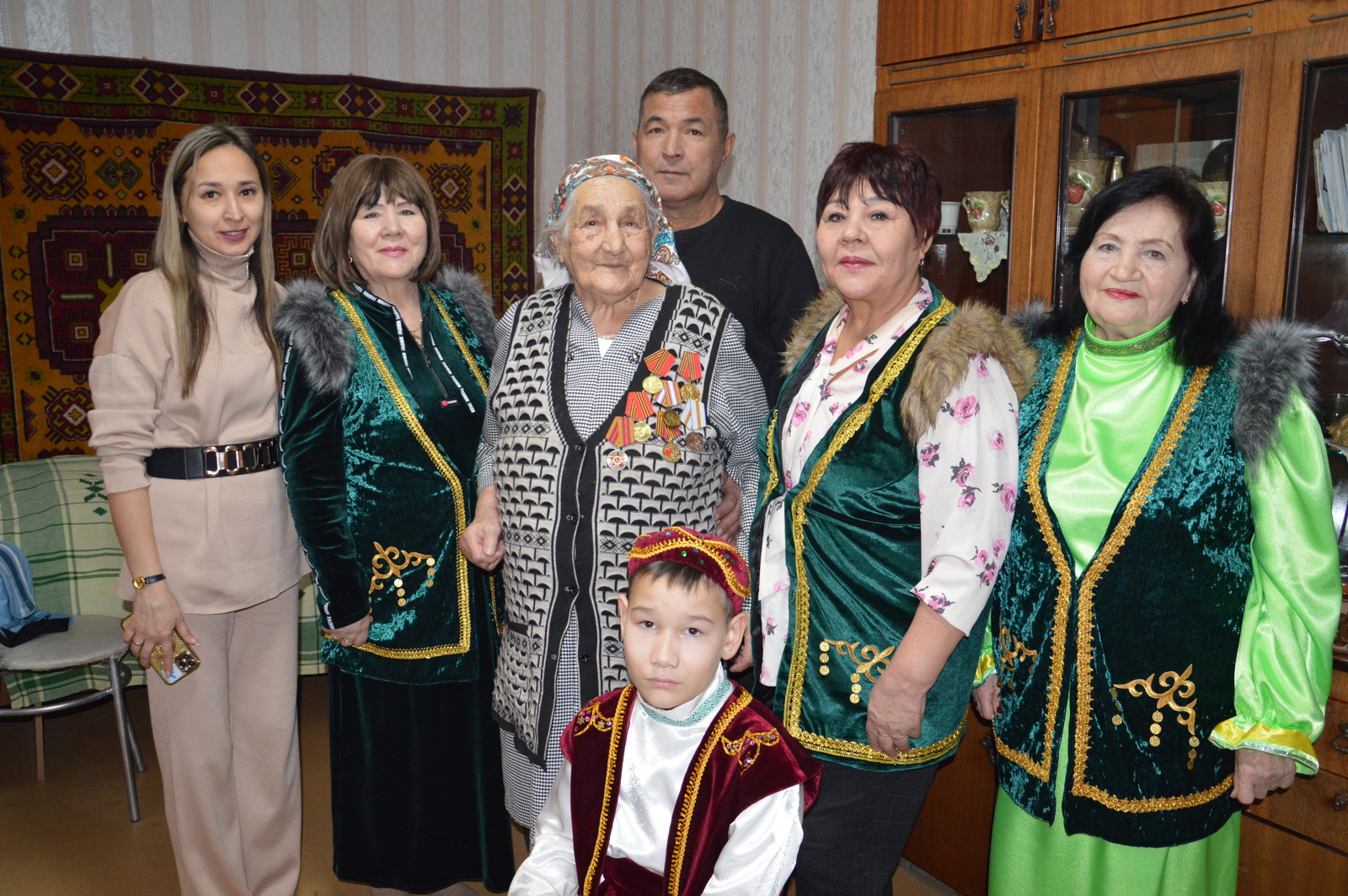 К ветерану прибыл творческий "десант"