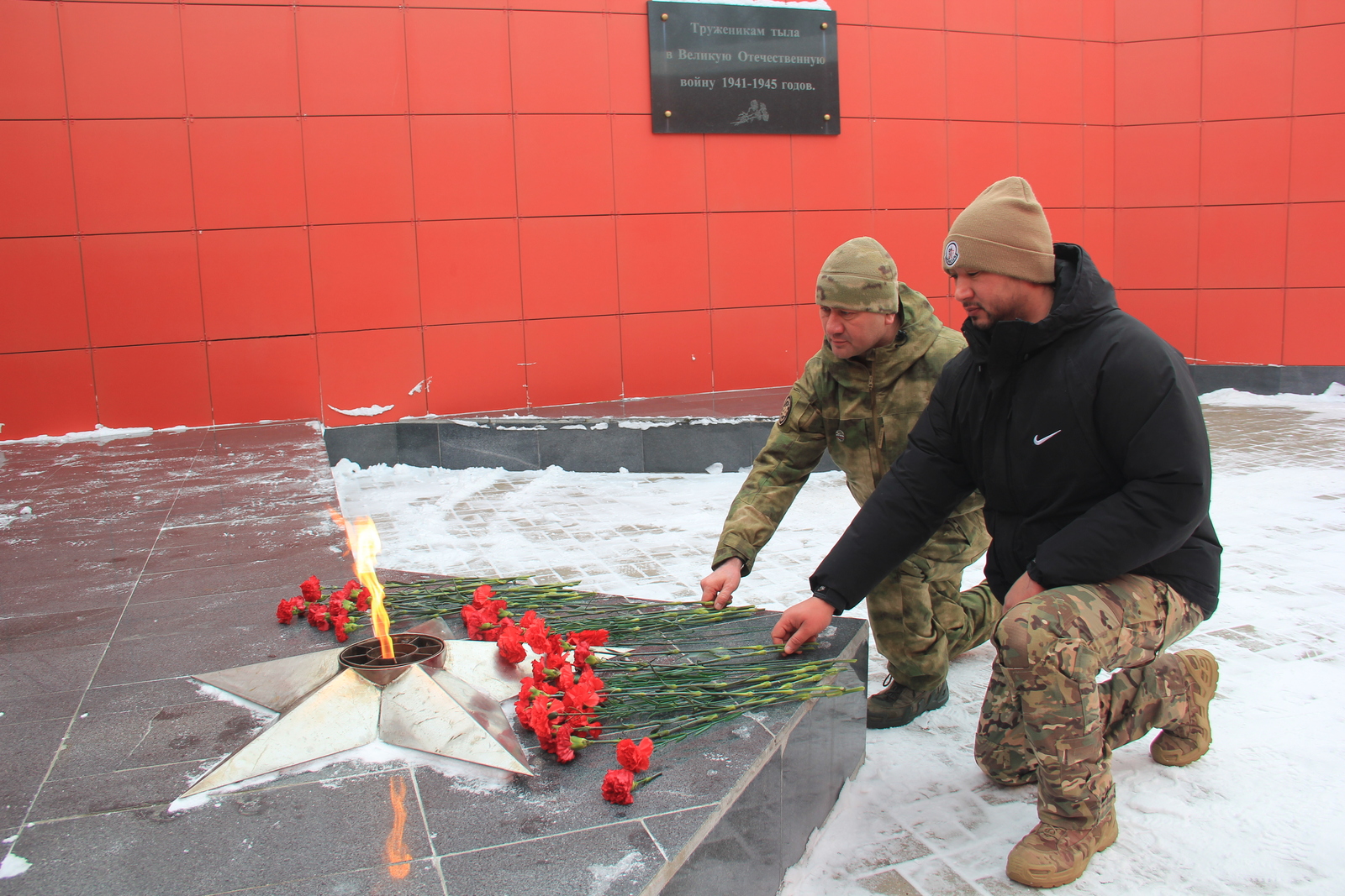 В Агидели у Вечного огня почтили память защитников Отечества