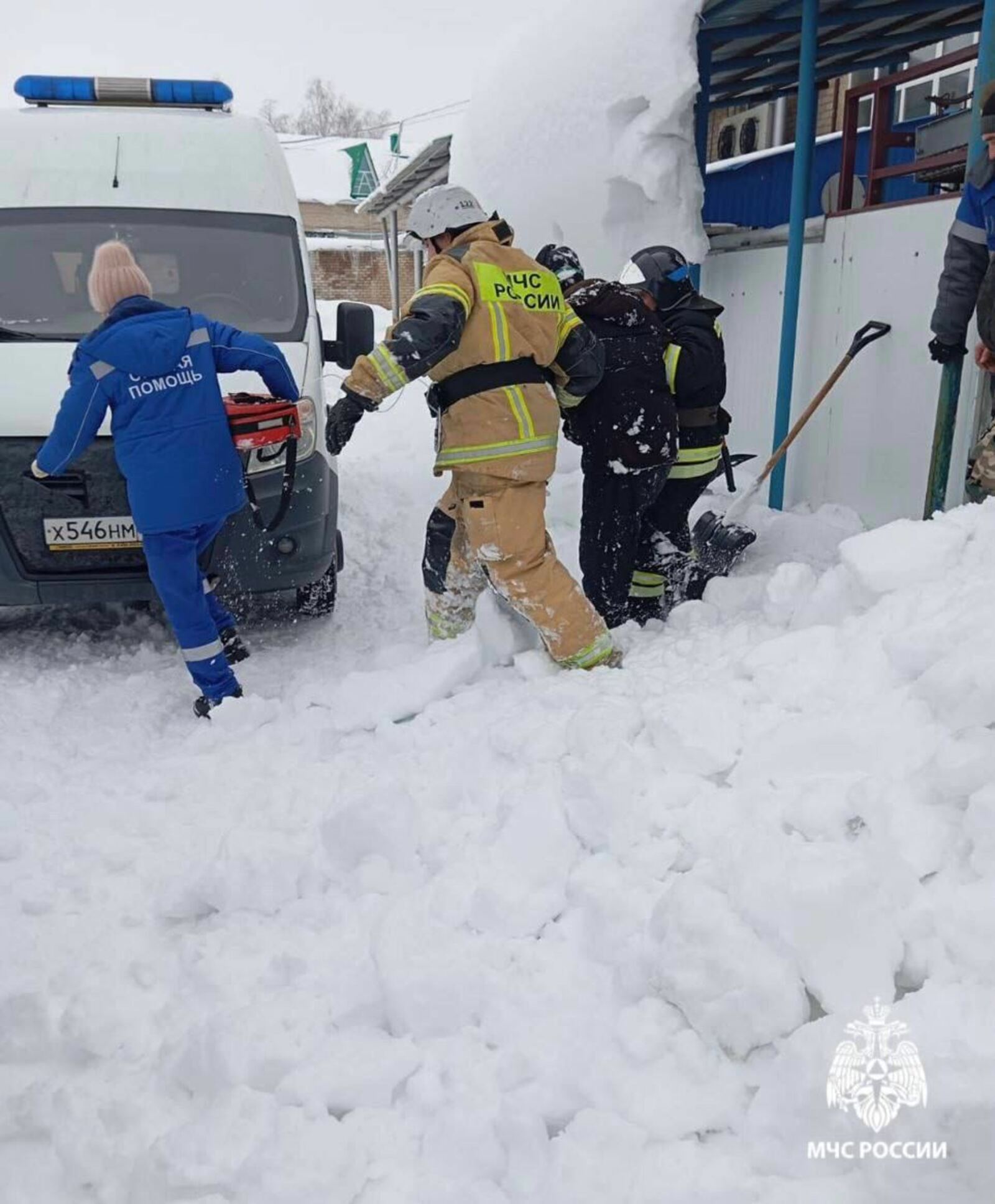 В Башкирии мужчина упал с крыши и его засыпало снегом