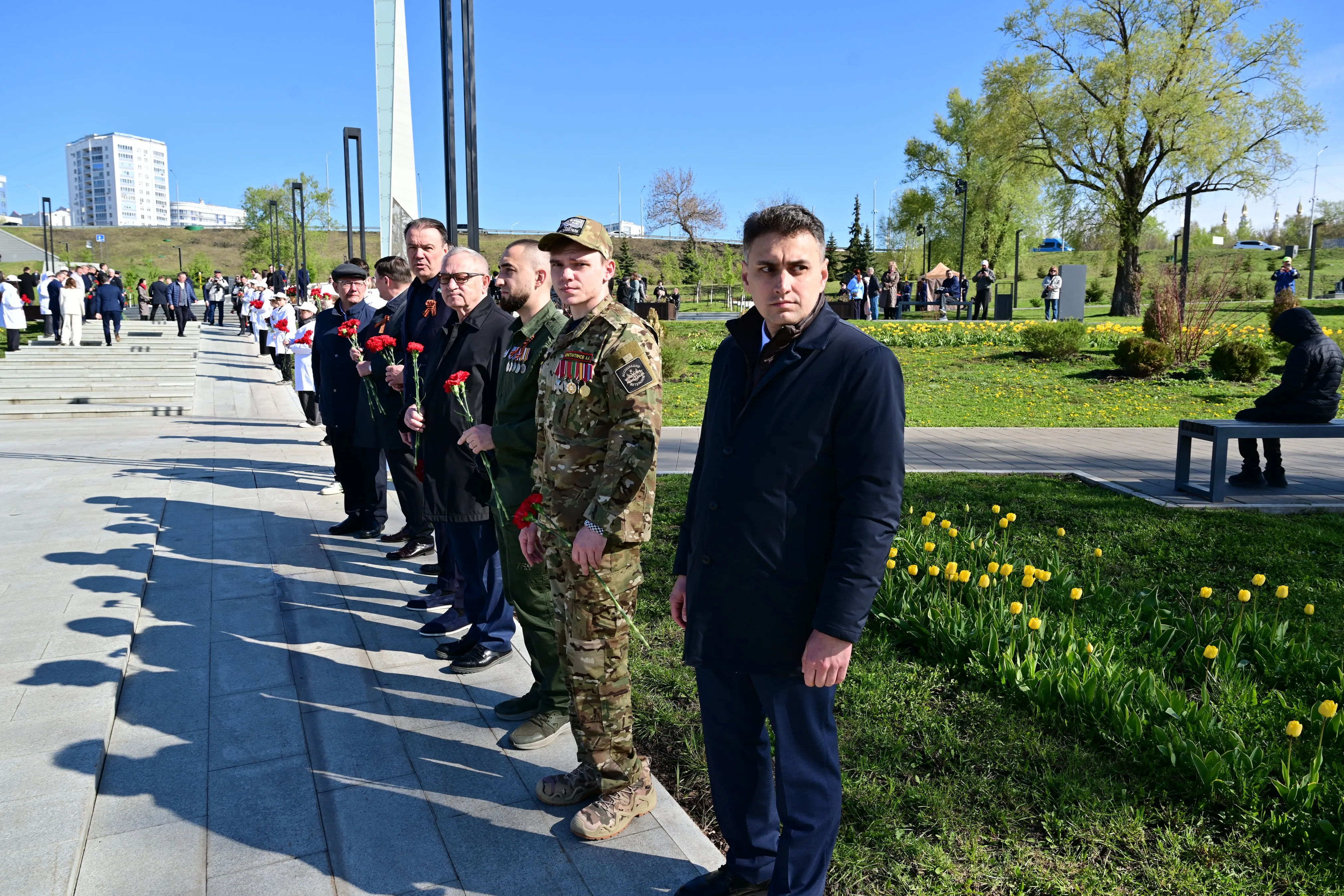 Радий Хабиров возложил цветы к стеле «Уфа — город Трудовой доблести»
