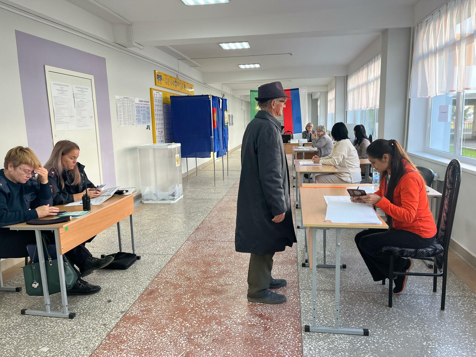 Первыми на участки для голосования в Агидели приходят ветераны и первостроители