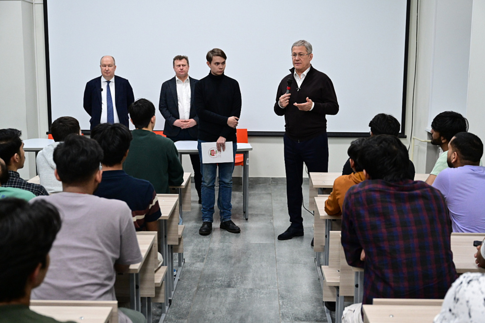 В республике принимают  меры по усилению охраны образовательных учреждений