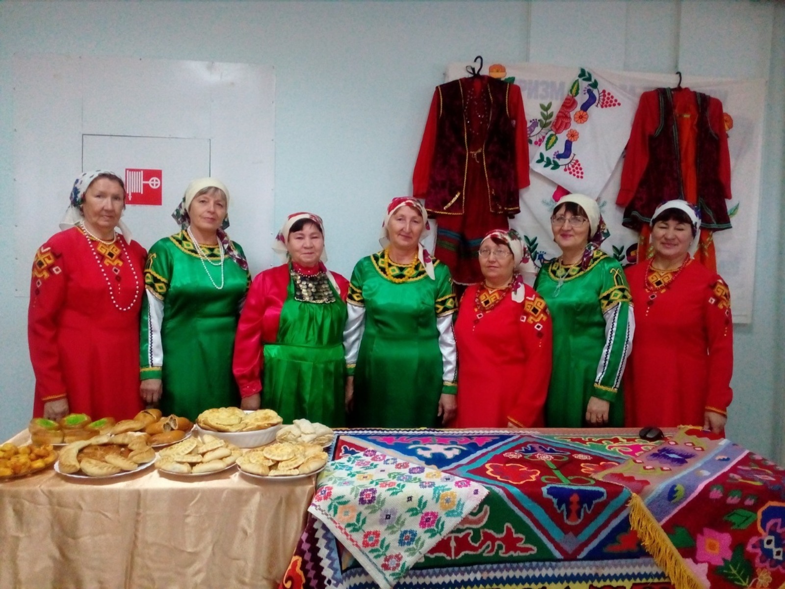 Представители удмуртской общины в городе Агидель. Фото из архива Ирины Апсаликовой (на снимке - вторая справа).
