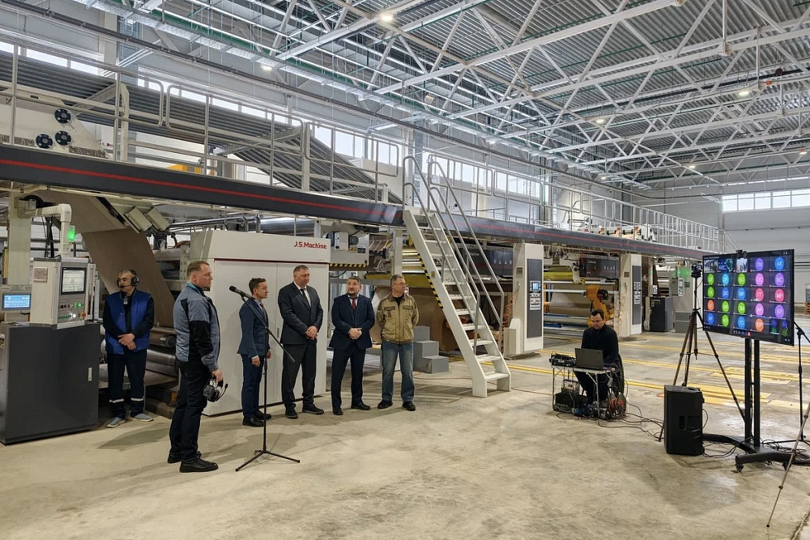 Радий Хабиров дал старт работе нового завода гофротары