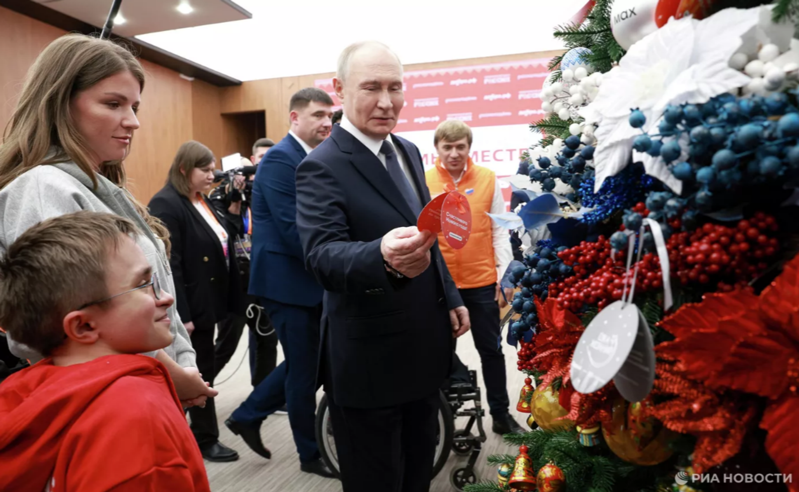 Путин исполнит желания трех детей в рамках новогодней акции