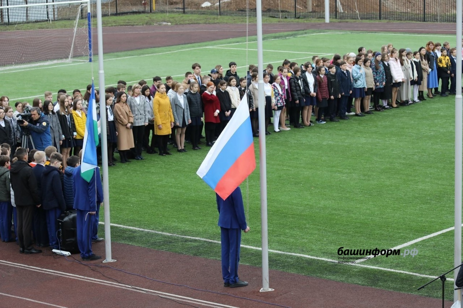 В четырех школах Башкирии учебная неделя началась с подъема флагов России и республики