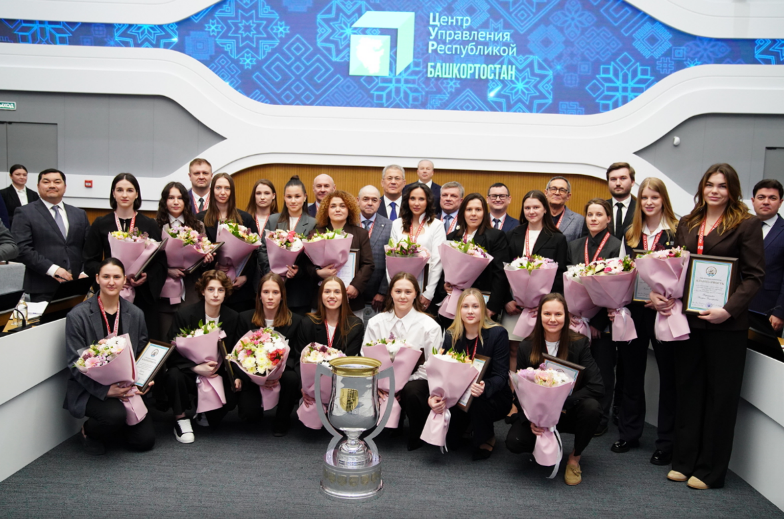 Р. Хабиров поздравил команду «Агидель» с победой в Кубке Женской хоккейной лиги