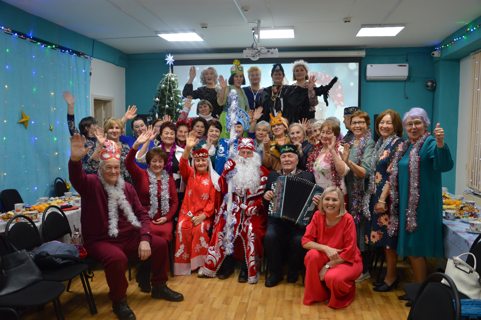 В клубе «Аулак ой» отгремел новогодний праздник с перепутанными мешками и юмором