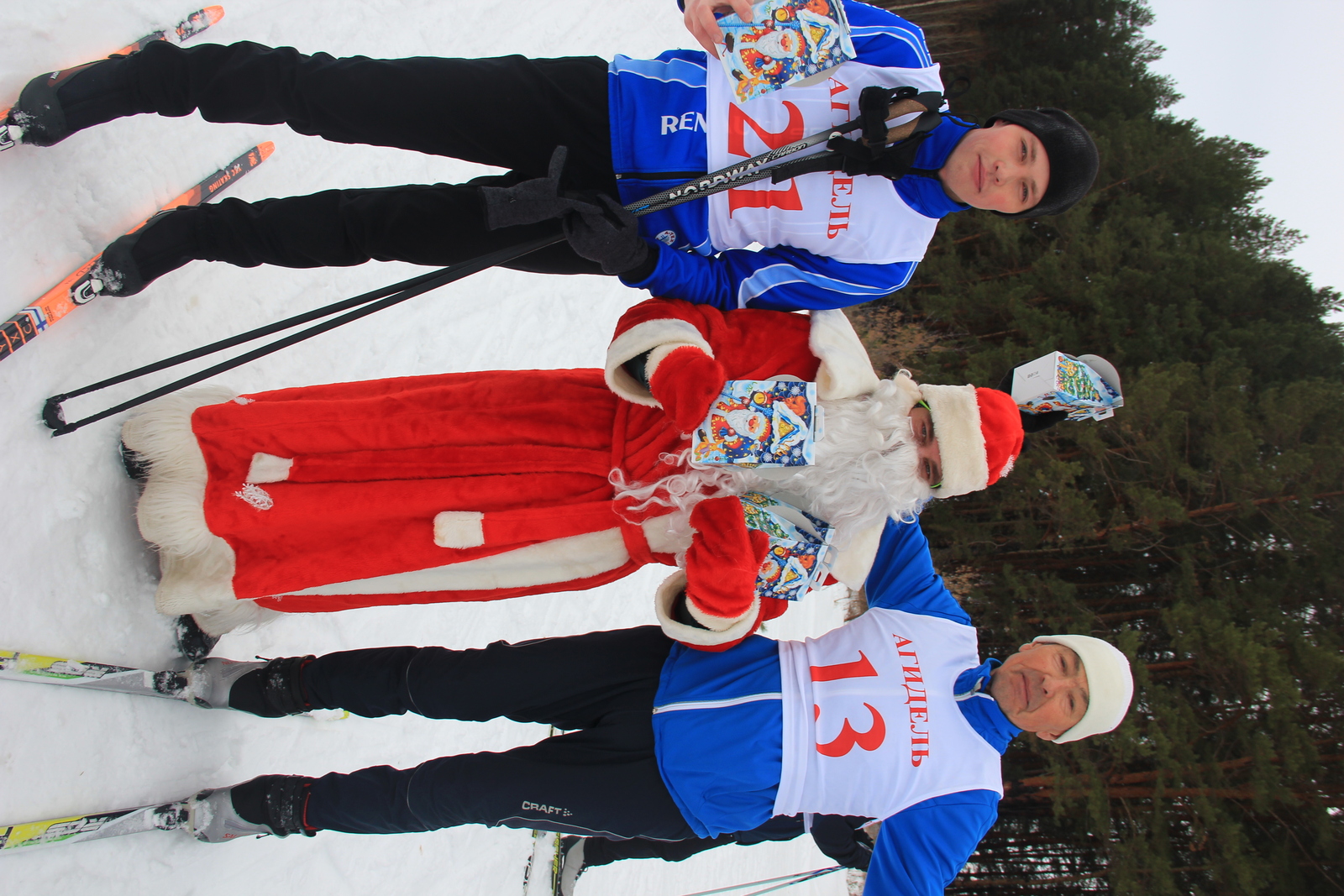 Боролись лыжники за призы Деда Мороза