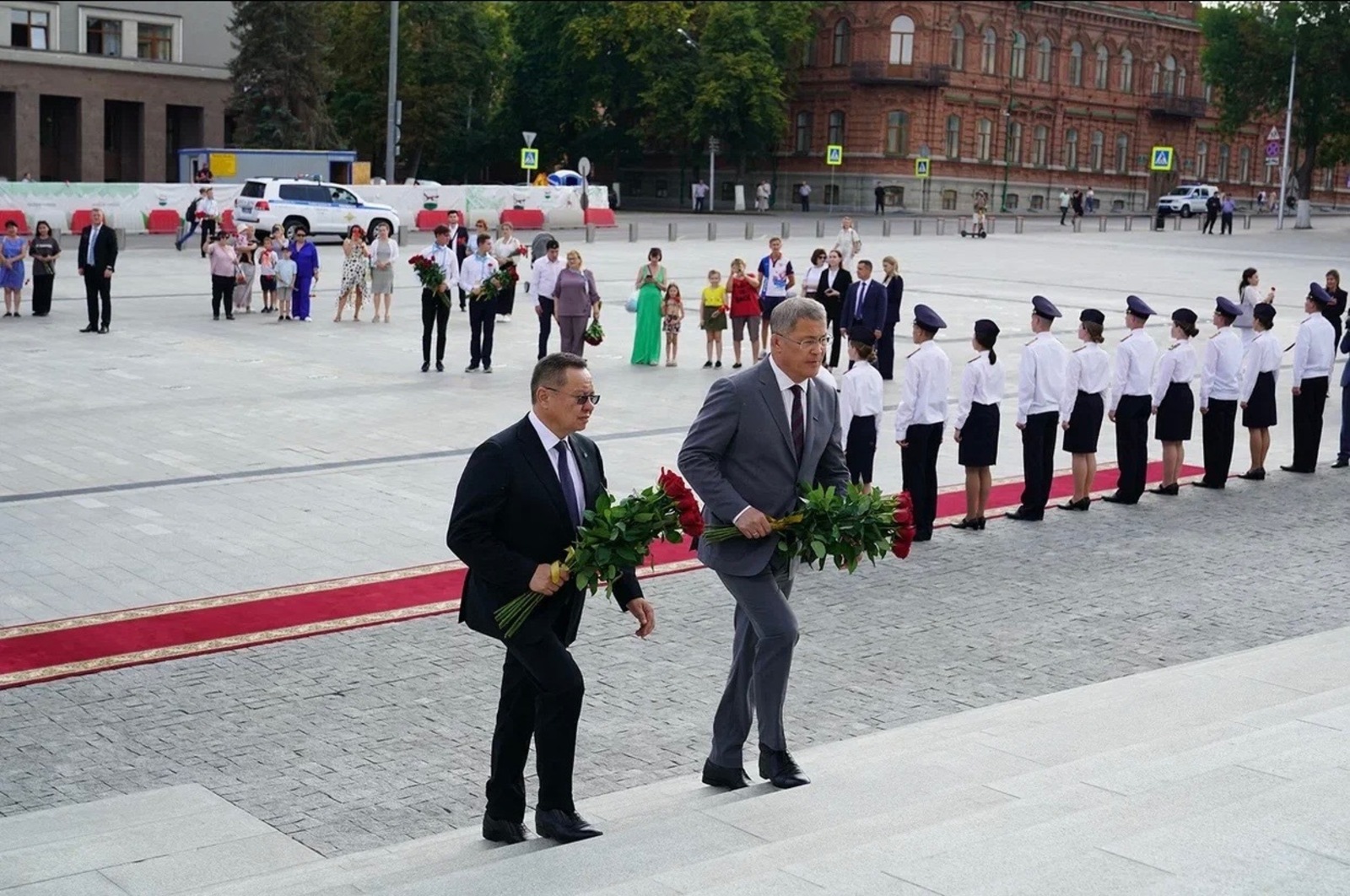 Ирек Файзуллин и Радий Хабиров возложили цветы к памятнику Минигали Шаймуратову