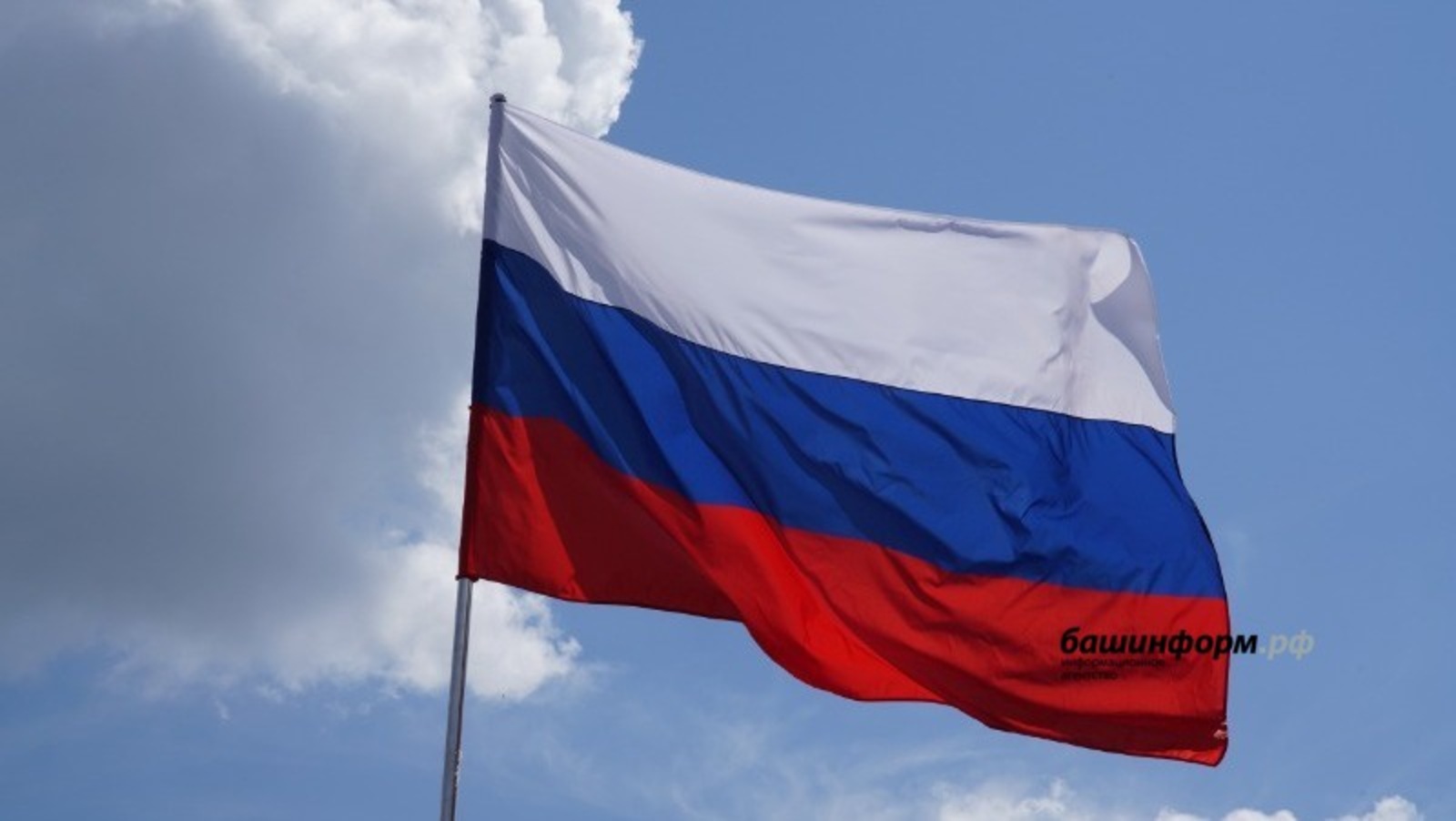 В школах Башкирии еженедельно будут поднимать флаг России
